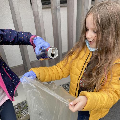 Kinder beim Müllsammeln 