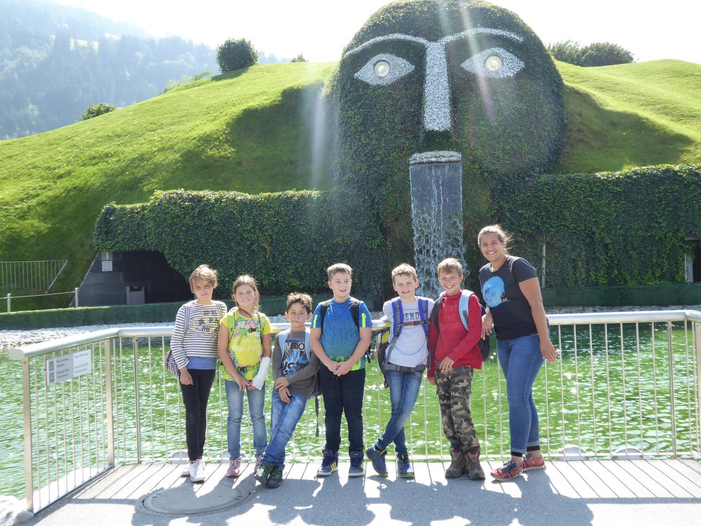 Klassenlehrerin Dahlia mit den 6 Schülerinnen und Schülern der 4. Schulstufe.