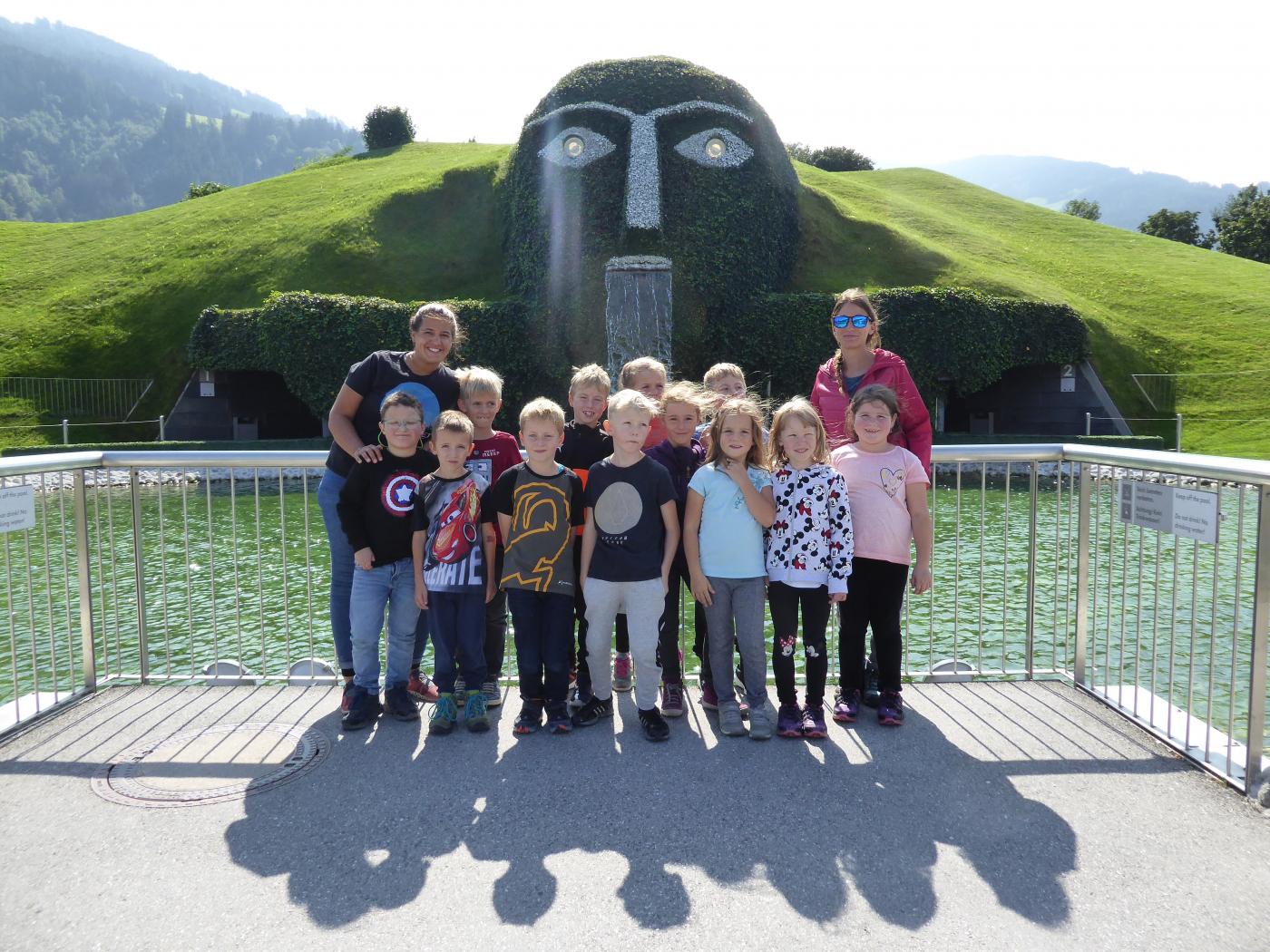 Klassenlehrerin Dahlia und Schulassistentin Mary mit den 12 Schülerinnen und Schülern der 2. Schulstufe..