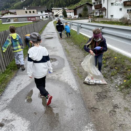 Kinder beim Müllsammeln