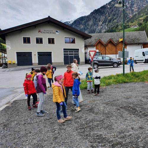 Kinder beim Müllsammeln