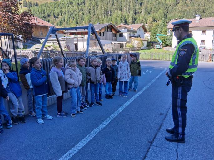 Kinder mit Polizist