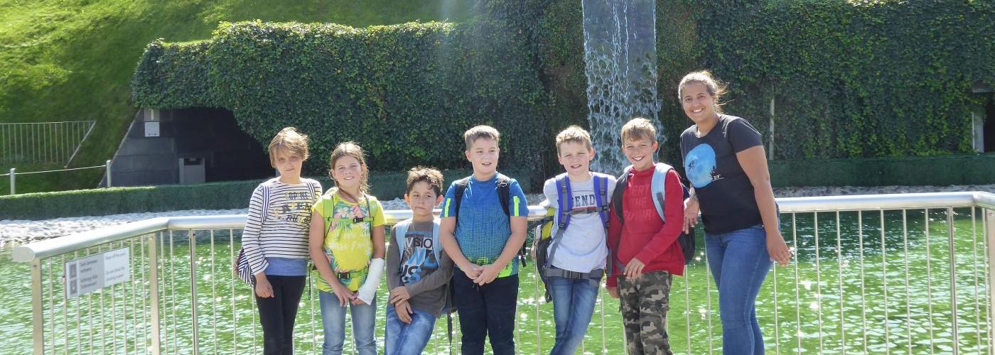 Klassenlehrerin Dahlia mit den 6 Schülerinnen und Schülern der 4. Schulstufe.
