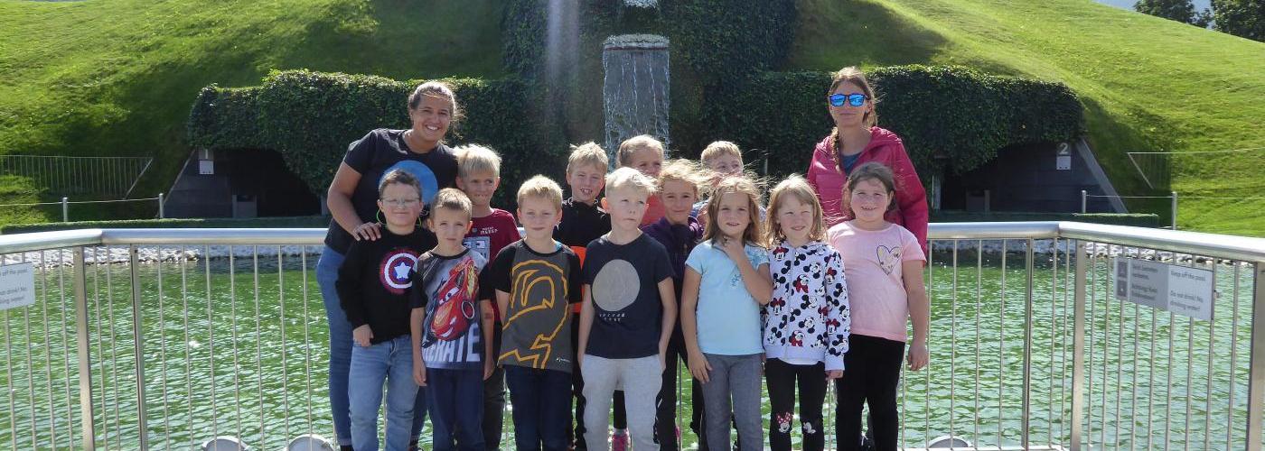 Klassenlehrerin Dahlia und Schulassistentin Mary mit den 12 Schülerinnen und Schülern der 2. Schulstufe..