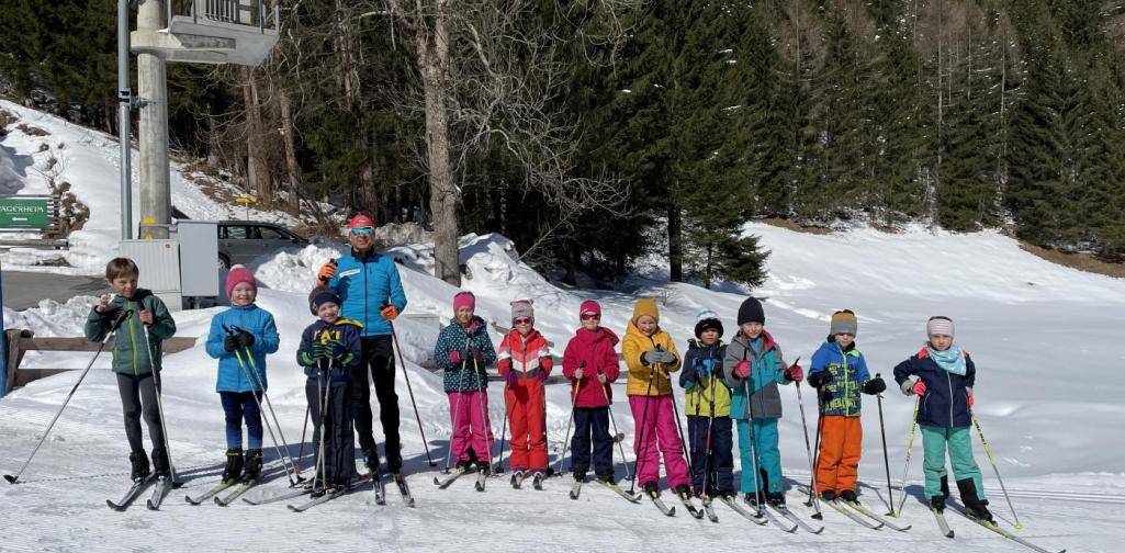 Gruppenfoto Langlaufen 1. und 2. Schulstufe